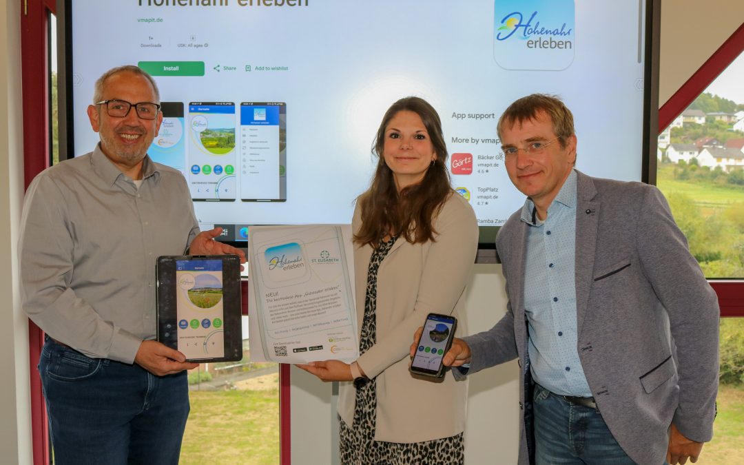 Bürgermeister Markus Ebertz (von links) präsentiert gemeinsam mit Judith Jungwirth und Matthias Jung vom St. Elisabeth-Vereins die neue Dorf-App „Hohenahr erleben“.