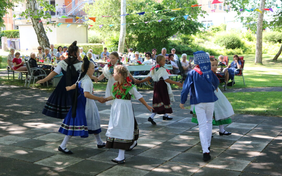 Die Kindertrachtengruppe Wollmar erfreute die Besucher des Sommerfestes der Tagespflege an der Wetschaft