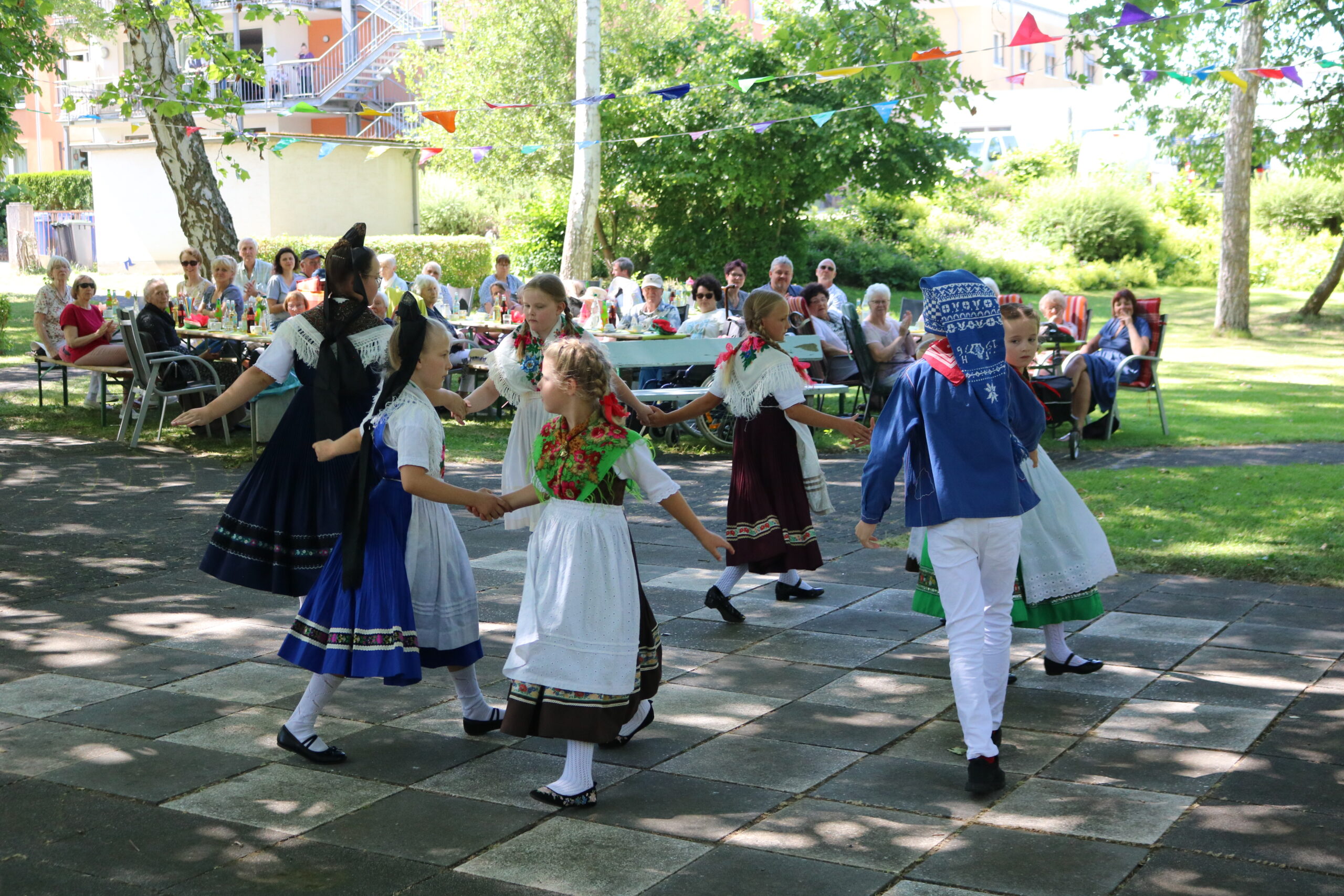 Die Kindertrachtengruppe Wollmar erfreute die Besucher des Sommerfestes der Tagespflege an der Wetschaft