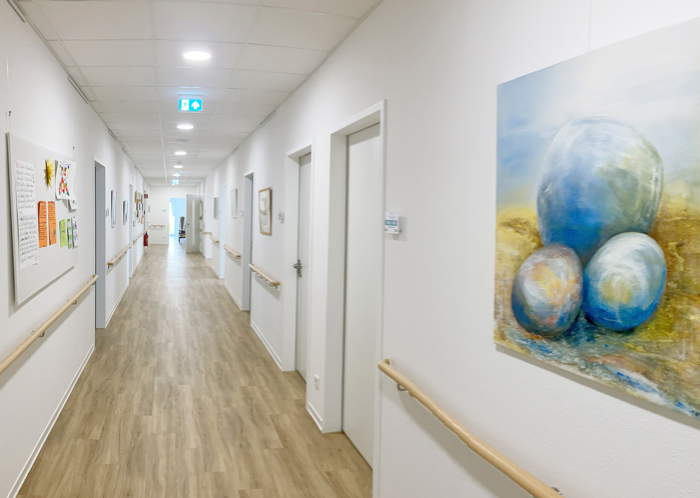 Pflegedienstleitung Ann-Kathrin Vögele (links) und Christin Mache, Einrichtungsleitung der „Altenhilfe St. Elisabeth“ in Romrod, freuen sich auf viele interessierte Menschen rund um das Thema „Tagespflege erleben“.