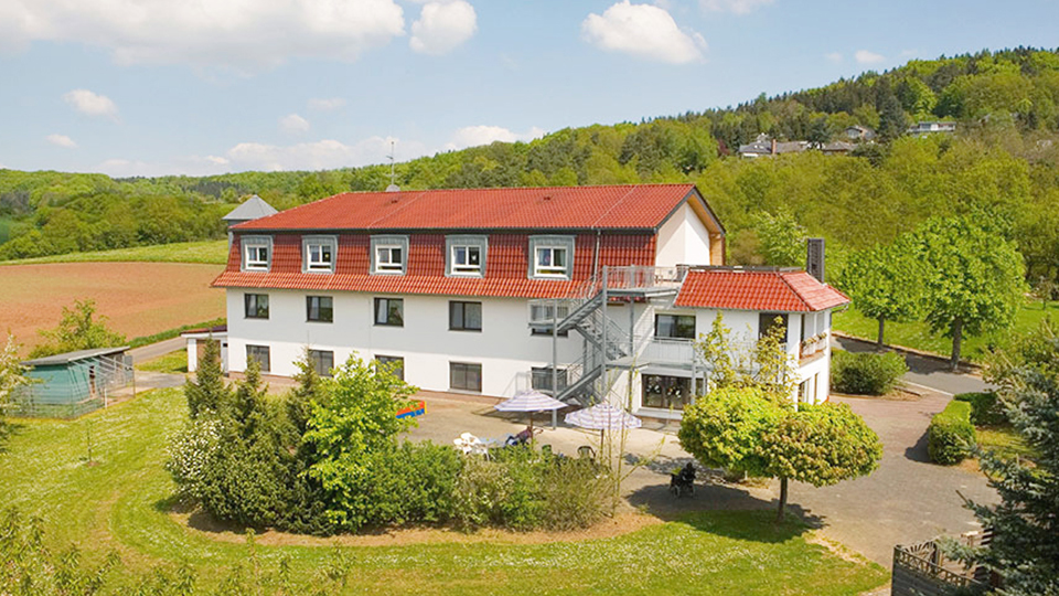 Haus Elisabeth Niederweimar -<br />
Mitten im Grünen: Unser Haus in Niederweimar