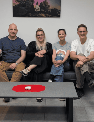 Lesung „SuchtSehntSich“: (von links:) Markus Balkenhol, Jasmin Wetter, Sandra Paul (Bezugsmitarbeiterin von Jasmin Wetter), Manuel Tomenendal (Sozialraumleitung Schwalmstadt)
