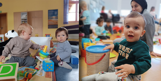 Links zwei Kleinkinder spielen nebeneinander in einem Spielzimmer mit Spielzeugen, rechts ein lächelndes Baby in einem grünen Sweatshirt.