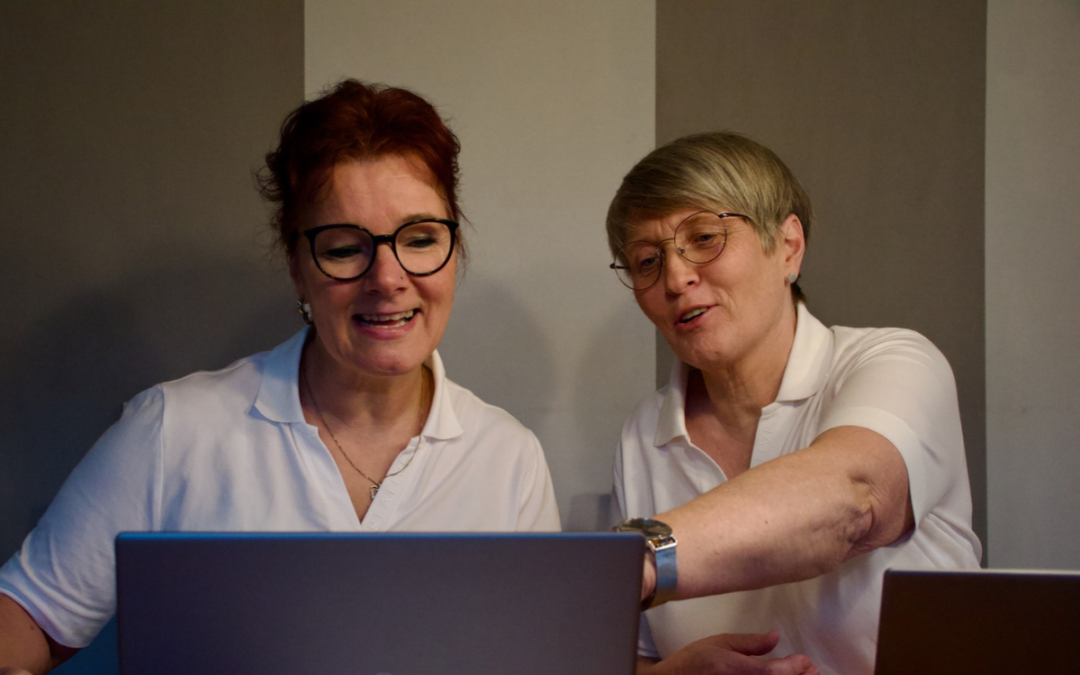 Jutta Stein und Anja Herbst von der Pflegeberatung Rudum bieten in Zusammenarbeit mit der Barmer und der Altenhilfe St. Elisabeth wichtige Informationen und praktische Orientierung rund um Pflegebedürftigkeit an.